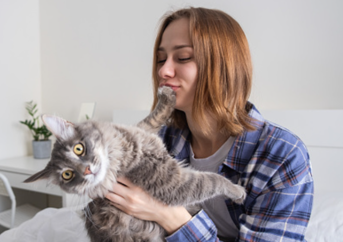 "Хватит слюнявить кота" — почему ветеринары умоляют перестать целовать домашних животных