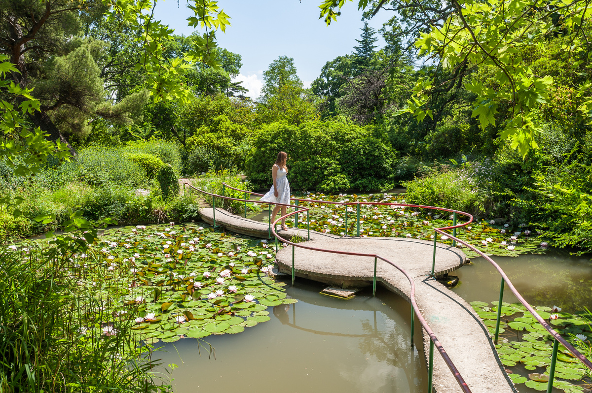 Девушка в Форосском парке // Фото предоставлено санаторием «Форос»