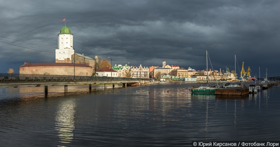 Старинный Выборгский замок после грозы