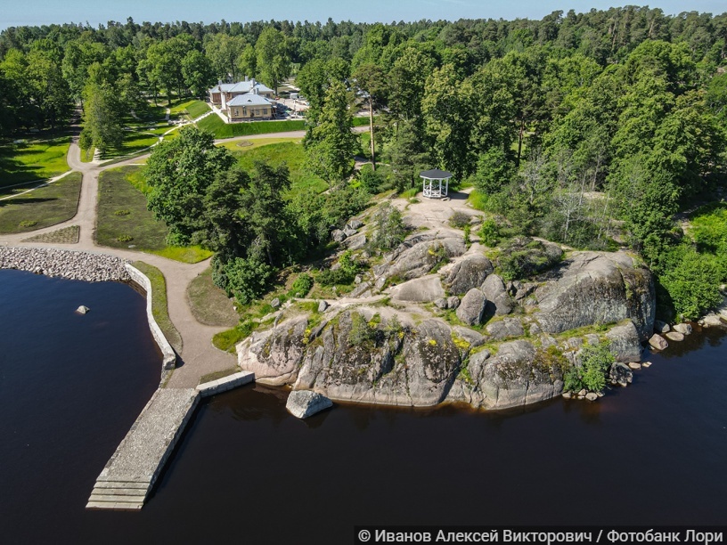Парк Монрепо, вид на берег и пристань парка, с высоты птичьего полета 