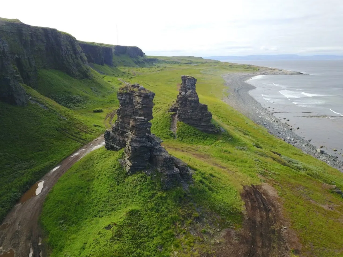 Скалы "Два брата", мыс Немецкий, полуостров Рыбачий, Кольский полуостров, июль, 2025