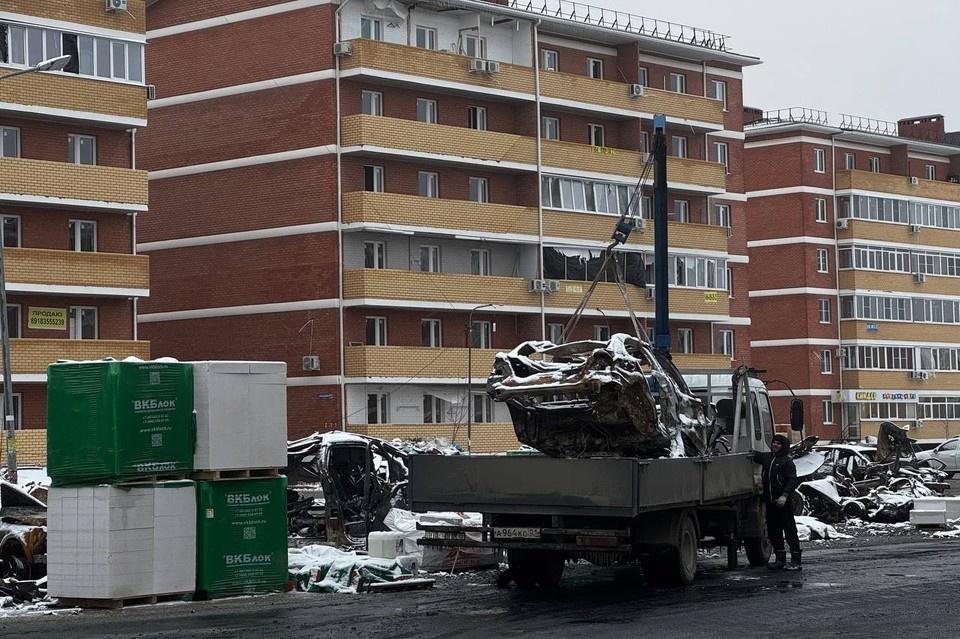    Так выглядела парковка у пострадавшего дома. Фото: тг-канал Савва Аскера