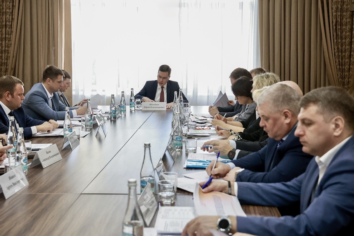    Юрий Шалабаев провел совещание с главами районов, директорами профильных департаментов и руководителями муниципальных дорожных предприятий