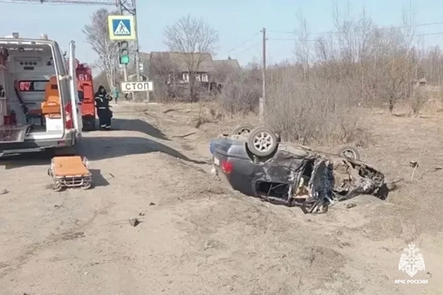 В Тверской области две легковушки столкнулись с КАМАЗом