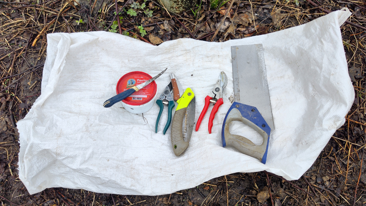 Я инструментына мешок складывал, так их удобнее было переносить 