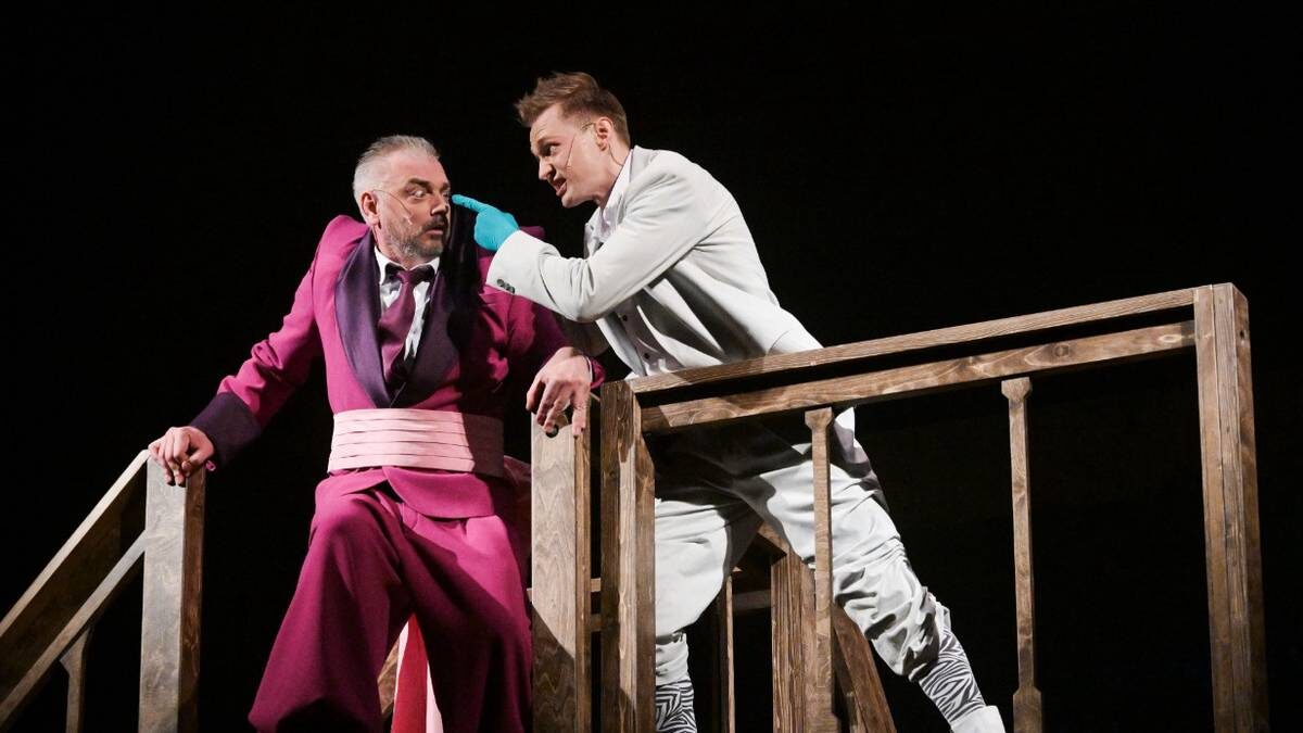    Тарас Епифанцев в роли Матамора и Андрей Лаптев в образе Клиндора в сцене из спектакля «Иллюзия» по пьесе Пьера Корнеля «Комическая иллюзия» / Фото: Владимир Федоренко / РИА Новости