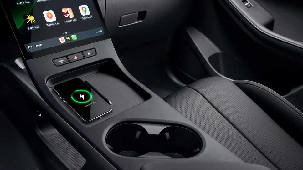 Заявленная мощность охлаждаемой бесконтактной зарядки — целых 50 Вт. Казалось бы, хватит на два телефона сразу. Но в реале 15-й айфон в режиме трансляции Яндекс-навигатора через беспроводной CarPlay заряжаться не успевал и нещадно грелся... .📷Фото: Changan