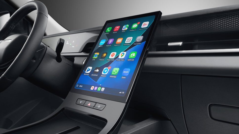 Кажется, главная задача большого тачскрина — отвлекать внимание от прочих деталей интерьера. Забавна приборная панель: скорость и прочие параметры показаны крупными «электронными» цифрами а-ля калькулятор, белым по черному. Читаются отлично!.📷Фото: Changan