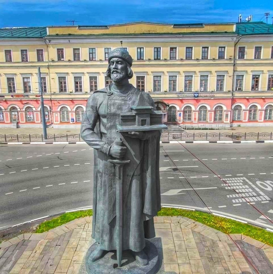 Мемориал Ярослав Мудрый в центре города Ярославль на Богоявленской площади