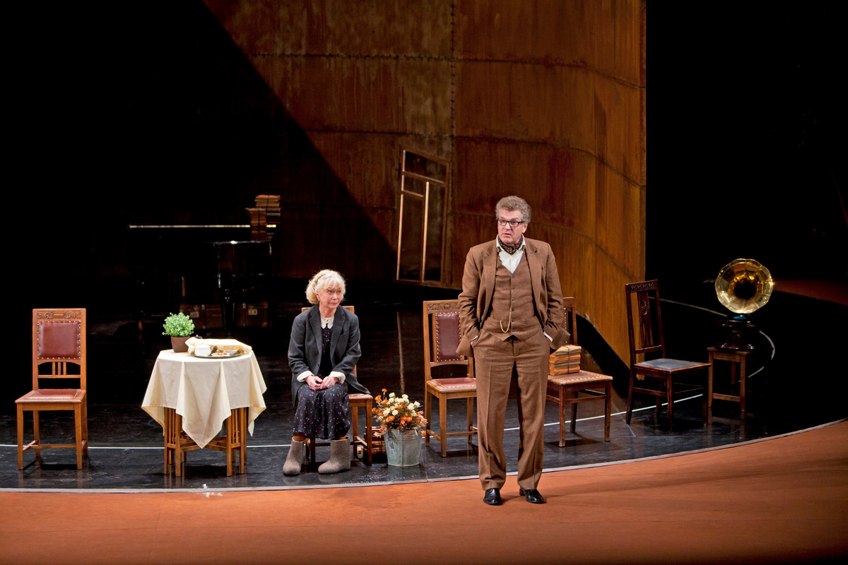 Светлана Немоляева в спектекле "Таланты и поклонники" играет на одной сцене со своей внучкой Полиной. 