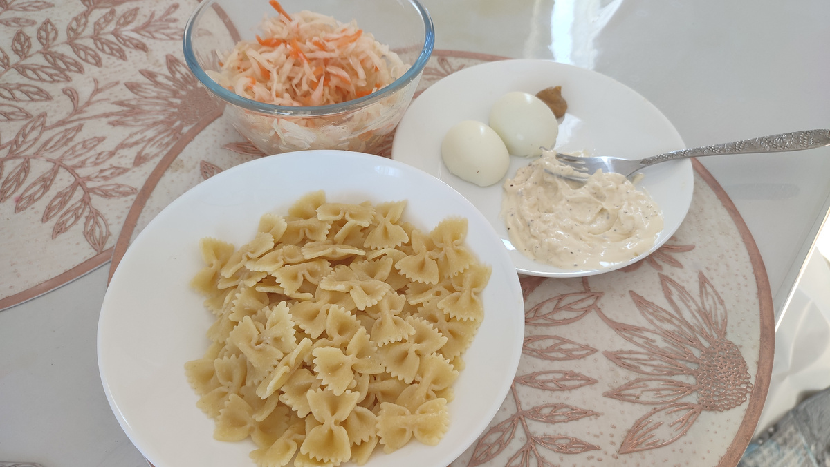 Походный обед, он де ужин: макароны, яйцо, майонез с чесноком, капуста с маслом