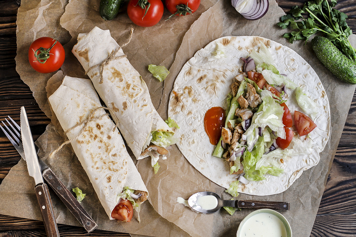Шаурма с курицей, овощами и фирменным соусом