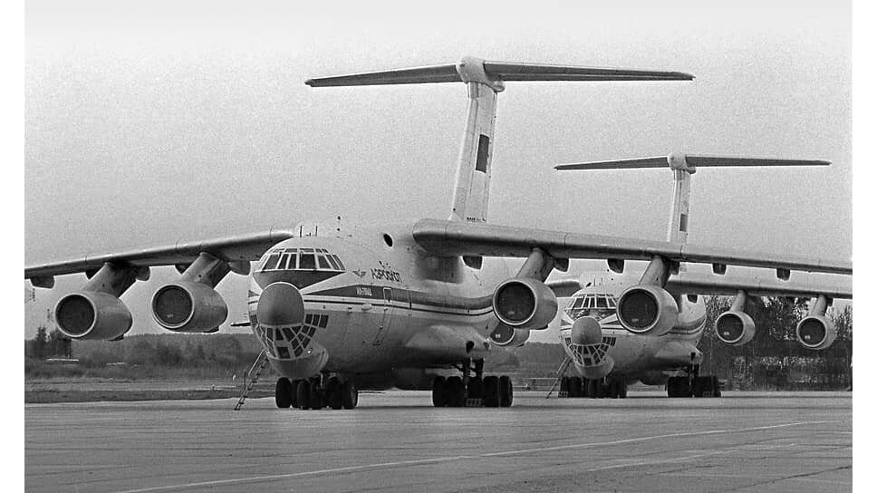 Самолеты Ил-76 на военной стоянке аэропорта Стригино. На заднем плане виден самолет с бортовым номером RA-76825, пострадавший в Махачкале во время авиапроисшествия. Инцидент произошел в аэропорту Уйташ 15 января 2009 года из-за ошибки диспетчеров, летчиков и плохих погодных условий.📷Фото: Роман Яровицын / Коммерсантъ