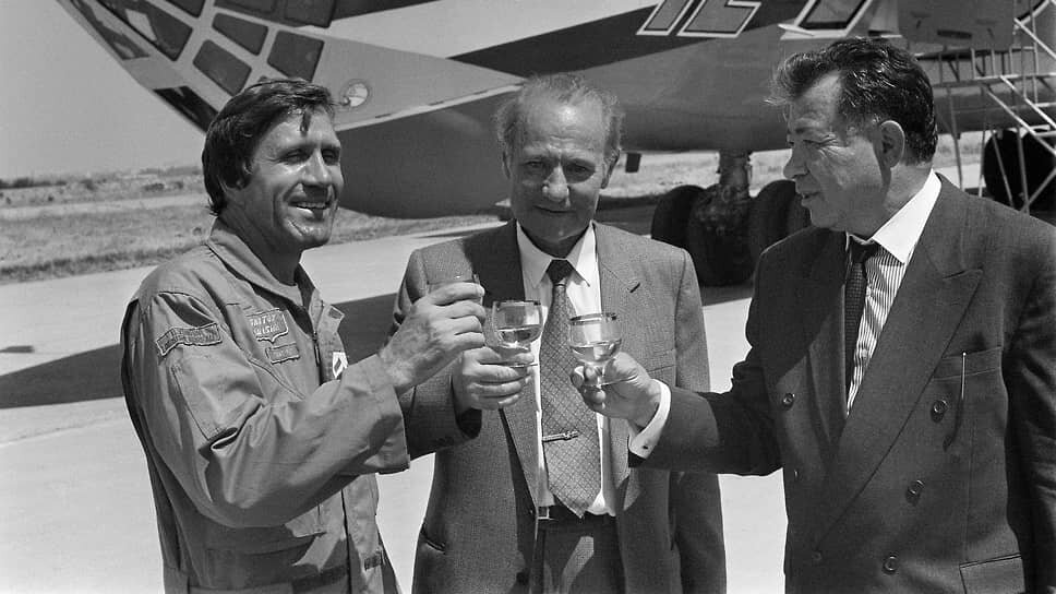 За всю историю производства Ил-76 неоднократно модернизировался. В 1995 году прошла презентация первого полета самолета Ил-76 МФ, который отличался от предыдущей версии МД удлиненной грузовой кабиной и новыми двигателями ПС-90А-76. На фото - летчик-испытатель Анатолий Кнышев (слева) и генеральный конструктор ОКБ имени Ильюшина Генрих Новожилов (в центре) во время презентации.📷Фото: Александр Потапов / Коммерсантъ