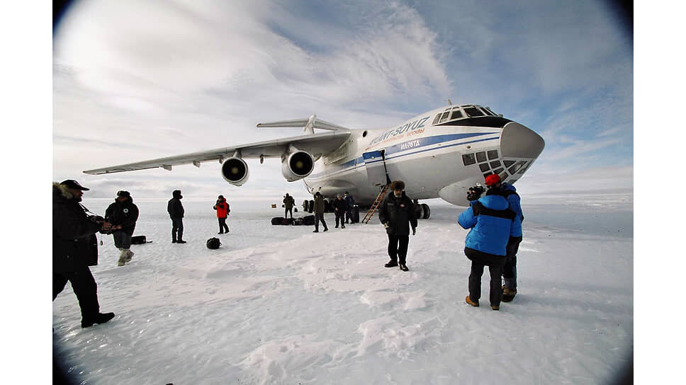 13 января 2002 года транспортный самолет Ил-76 доставил участников российской воздушной полярной экспедиции под руководством прежнего зампреда Госдумы РФ Артура Чилингарова (1939-2024) на ледник Пэтриот Хиллз в Западной Антарктиде.📷Фото: Ольга Чумаченко / Коммерсантъ