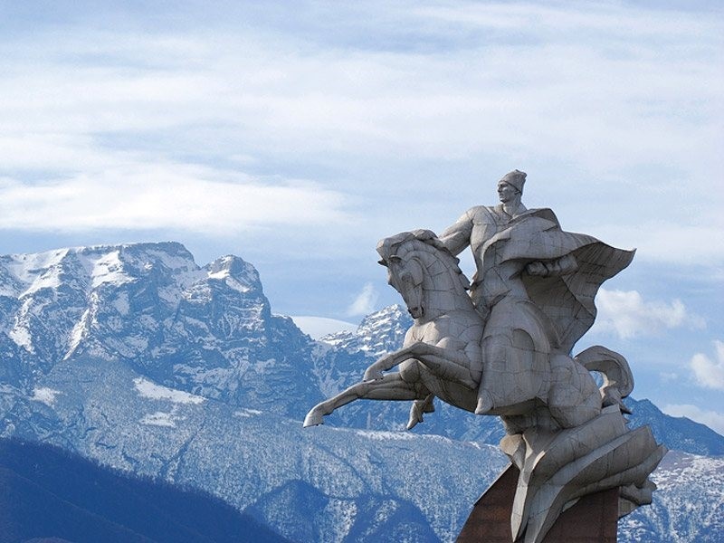 Памятник герою СССР - Иссе Плиеву. Владикавказ. Осетия.