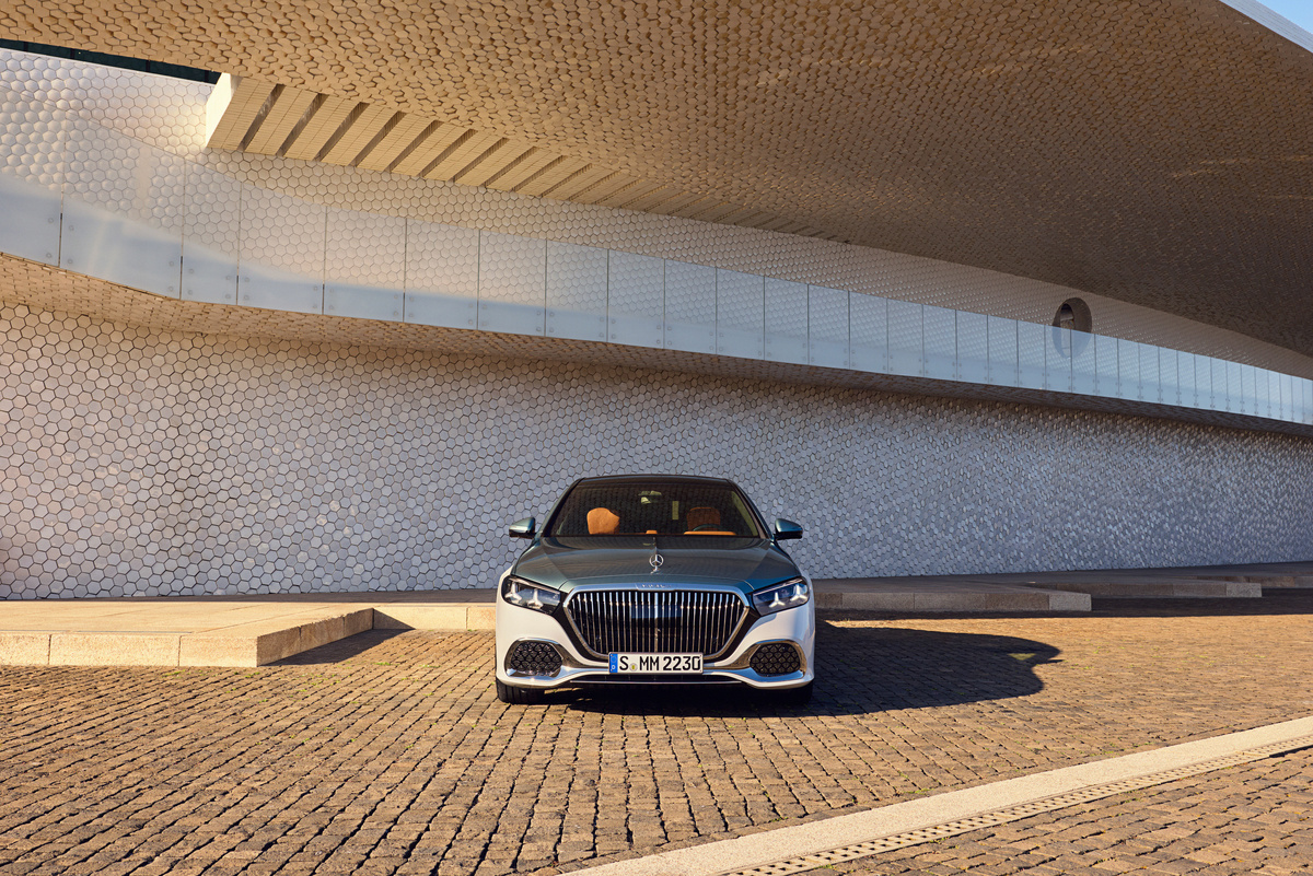    Новый Mercedes-Maybach S-Class получил самую масштабную модернизацию в своей истории. Радиаторная решетка выросла на 20%, а по желанию клиента может получить светящийся контур и подсвеченную надпись Maybach в верхней части.   
Mercedes-Benz