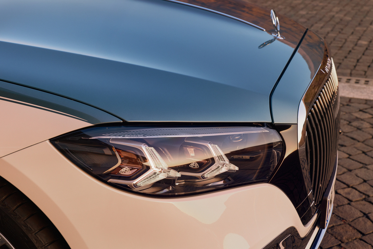    В двойных фарах появились вставки из розового золота.   
Mercedes-Benz