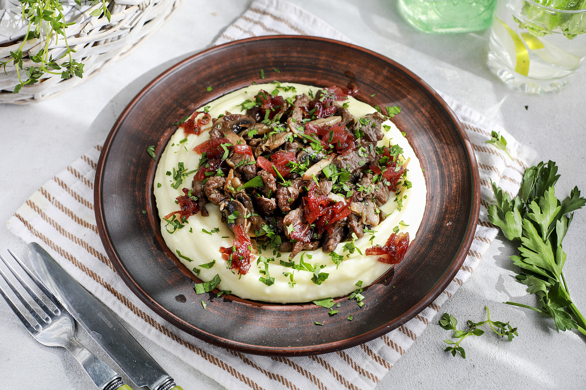 Говядина «Вечер в Бордо» с карамелизированным луком, шампиньонами на подушке из картофельного пюре