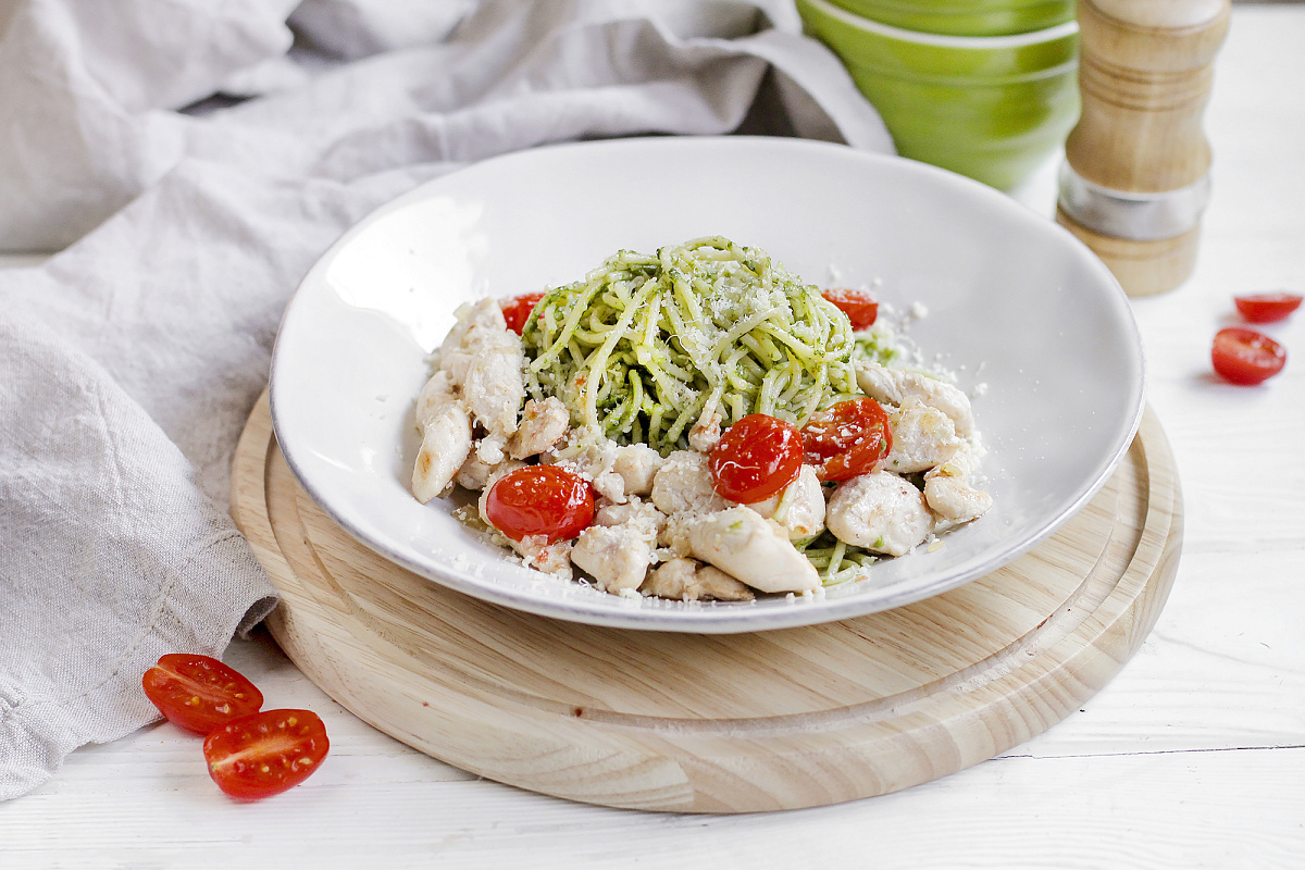 Спагетти «Биелла» с куриным филе, пармезаном и соусом Песто
