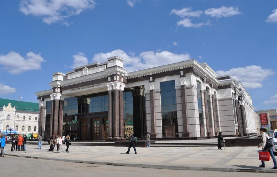 Мимо этого большого, массивного, громоздкого, необычного театра каждый день снуют человеки по каким-то делам, планам, целям или идут создавать новые путешествия даже по каким-то маленьким закаулкам или дворам