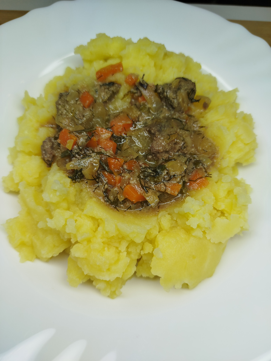 Печень с Юшкой.


Печень свиная (говяжья) 600 гр.
Лук 200 гр.
Мука 15 гр.
Соль 7 гр.
Перец 3 гр.
Сливочное масло 20 гр.
Вода 150-200 гр.