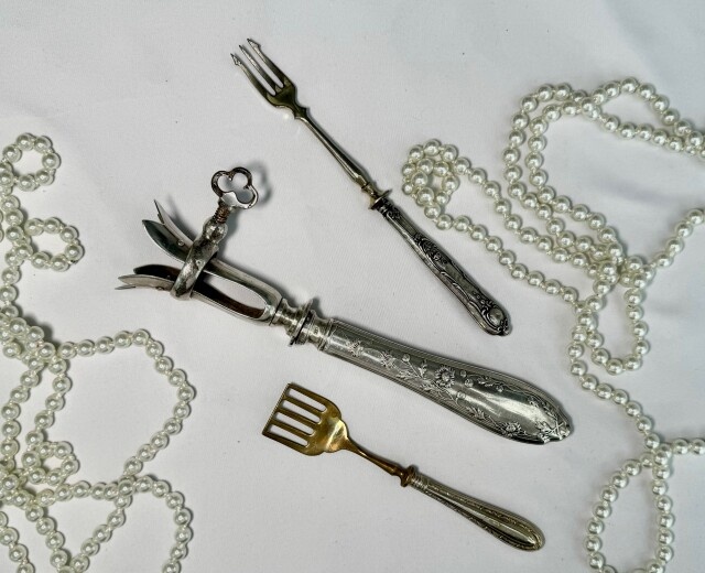 Мертвый язык приборов: манш-а-жиго для бараньей ноги и вилка для соленого огурца