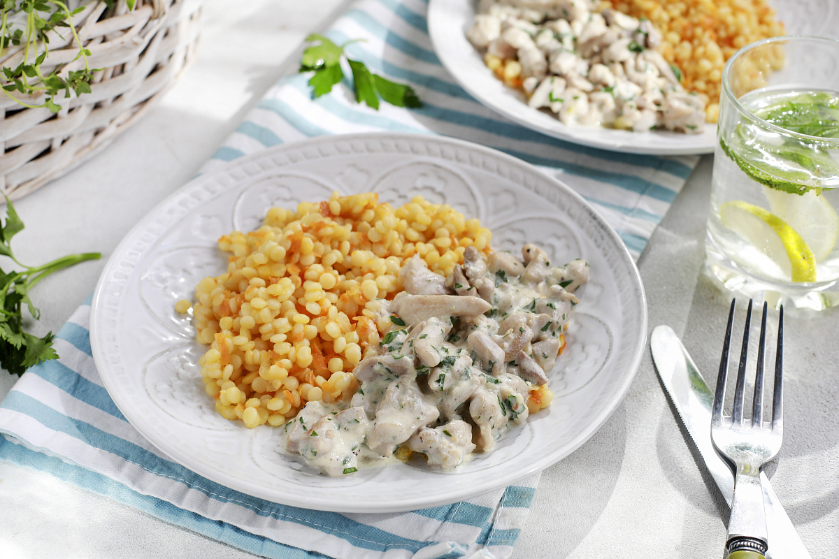 Филе куриного бедра в сметанном соусе с птитимом