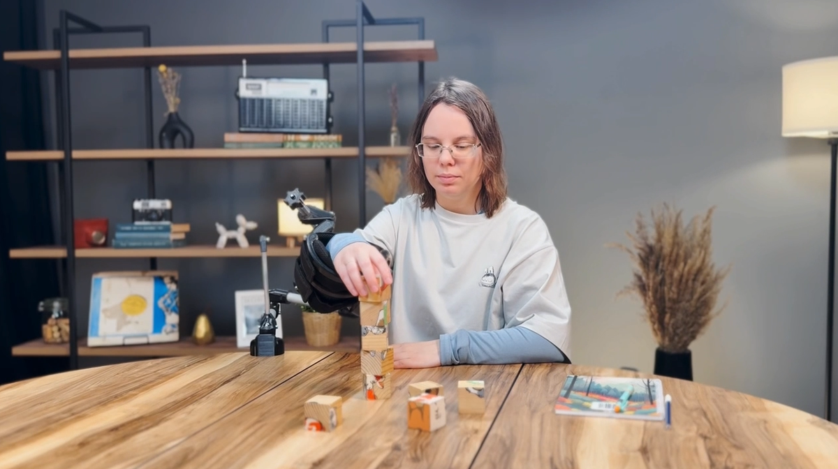 Пример упражнений для на удержание и манипуляцию предметами