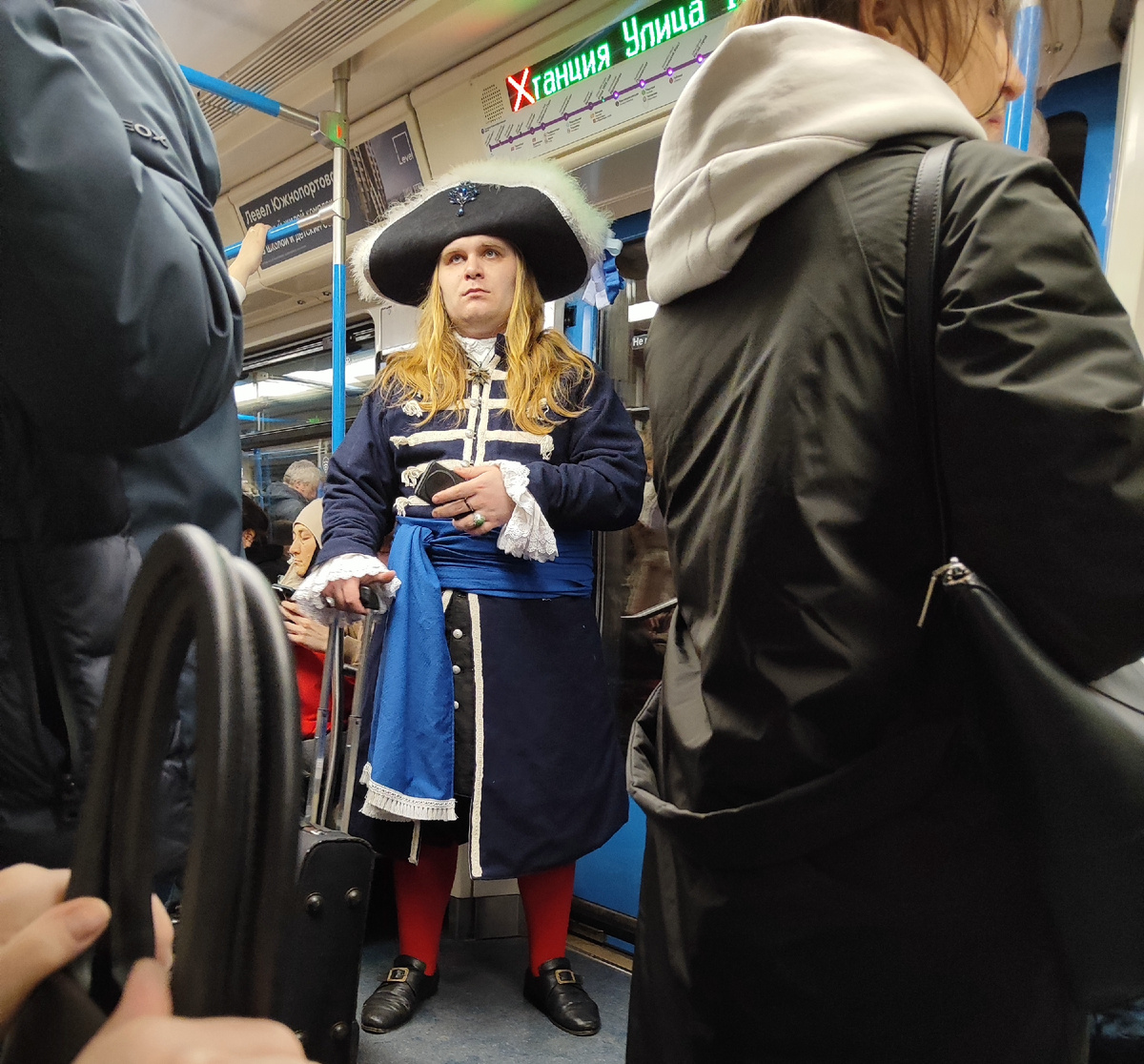Вот такого персонажа я обнаружила в московском метрополитене 20 марта. Фото автора. 