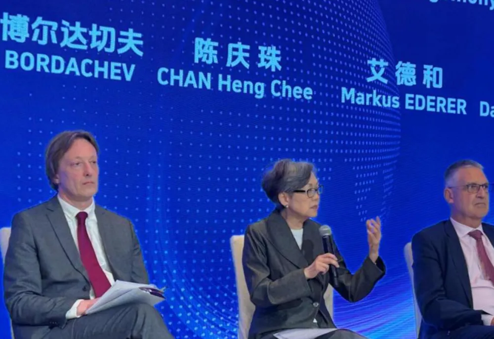 Чэнь Цинчжу (в центре) New.qq.com