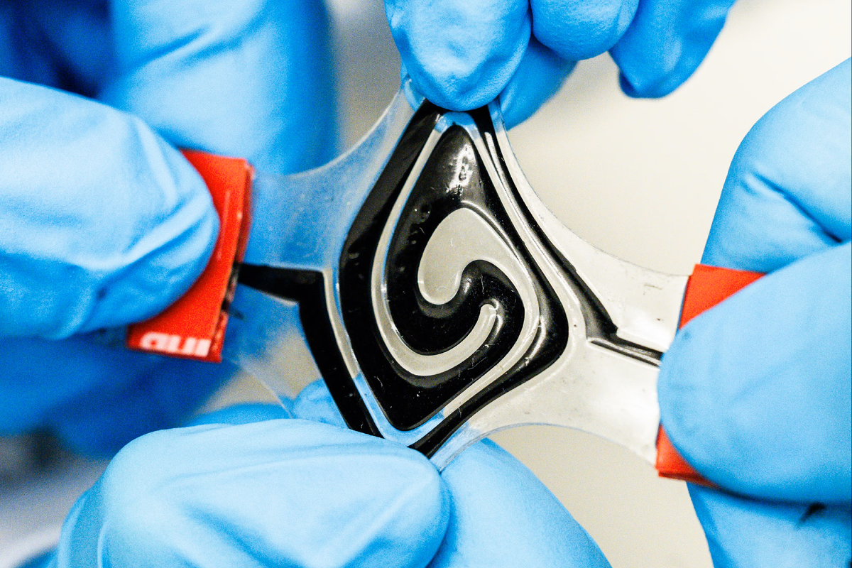 Разработка высокодеформационной батареи на основе жидких электродов из сопряжённых полимеров и лигнина