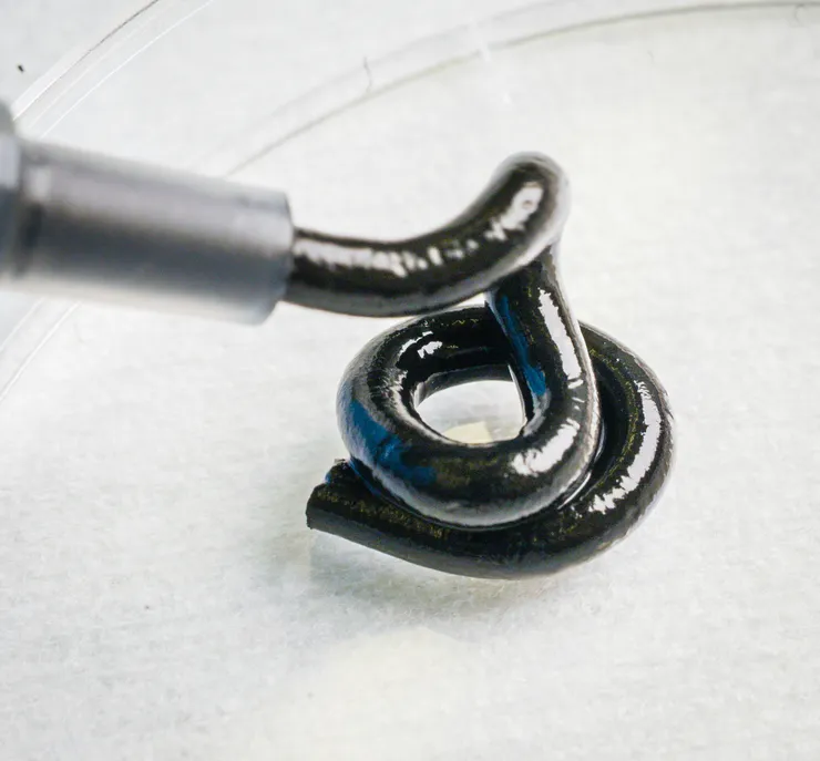 Текстура материала напоминает зубную пасту, и его можно использовать в 3D-принтере для создания аккумулятора любой формы. 