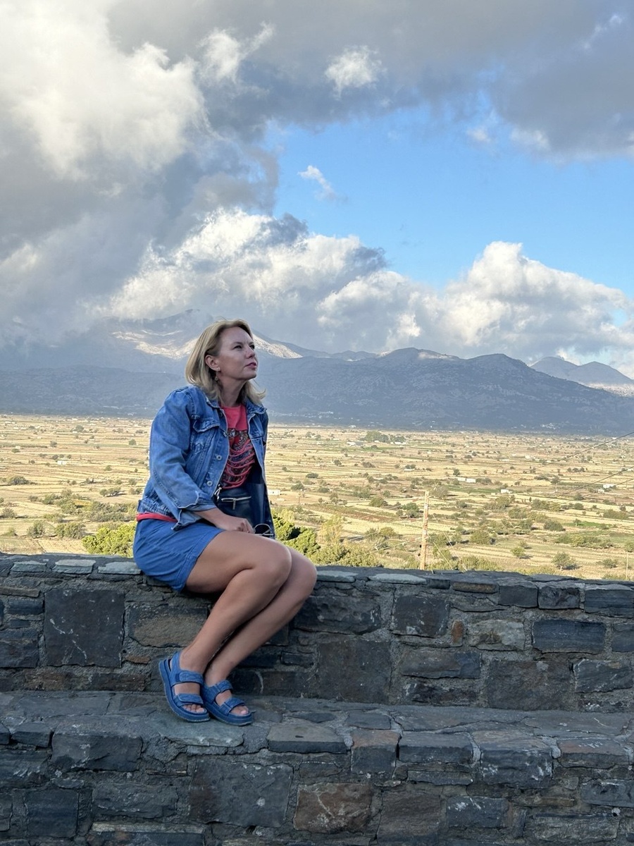 Автор на Крите в эмиграции. И хорошо понимает цену этого