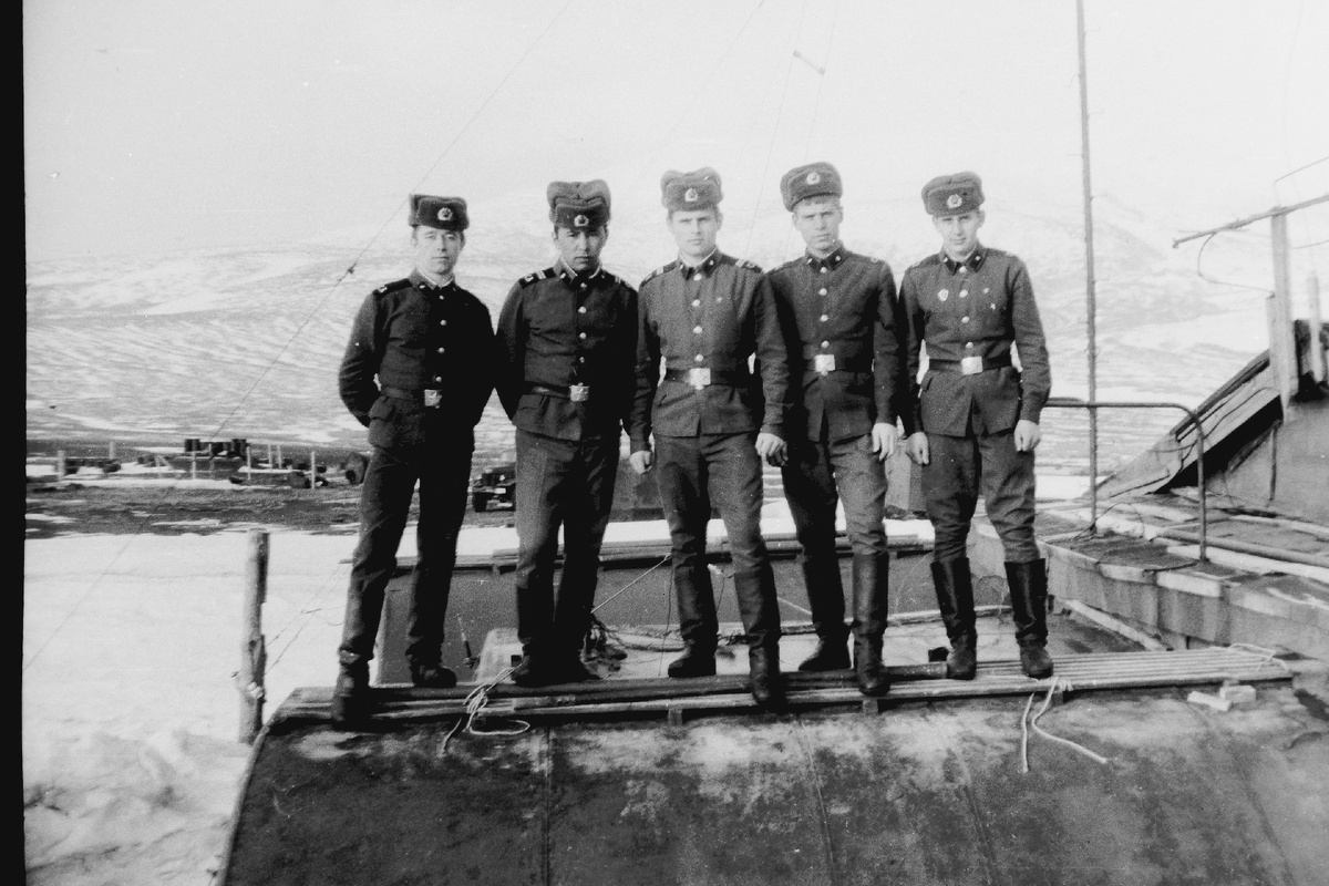 Ребята из взвода связи пришли на смену, попросили сфотографировать. А я что, вставайте, сфотографирую! В центре наш секретчик. (листать)