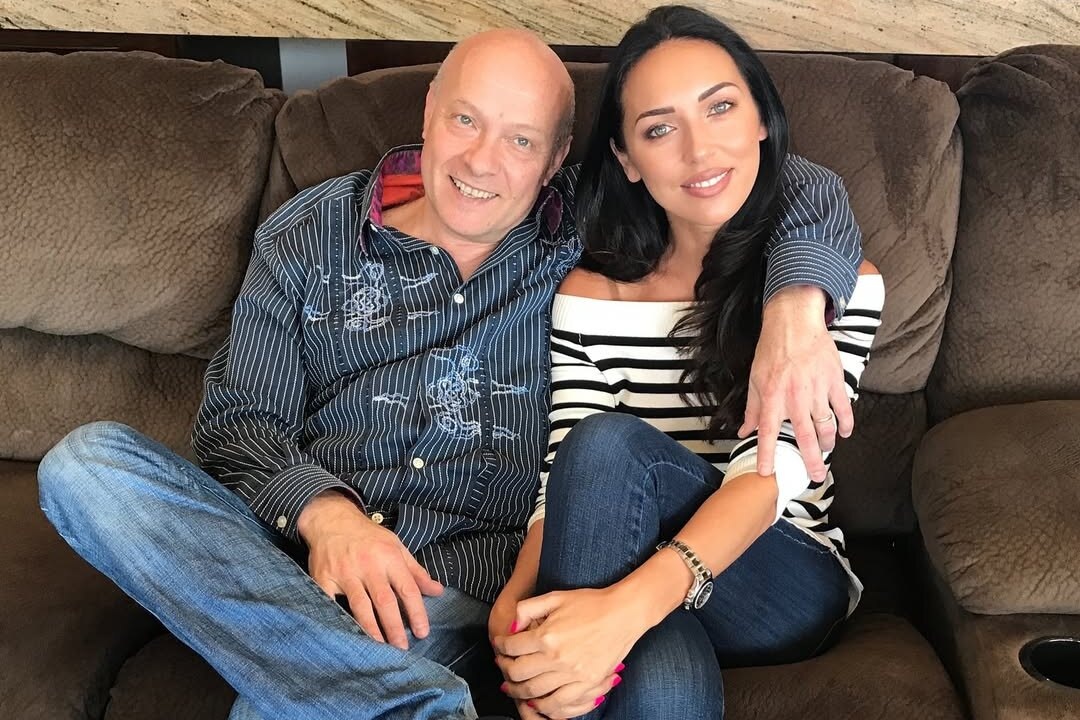     «Умер любимый доктор, он трижды принимал у меня роды»: Алсу сообщила о смерти Олега Бесса в США