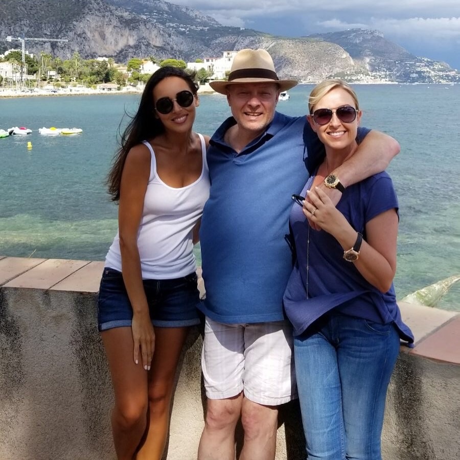    Алсу с врачом Олегом Бессом и его женой ИринойСоцсети Алсу