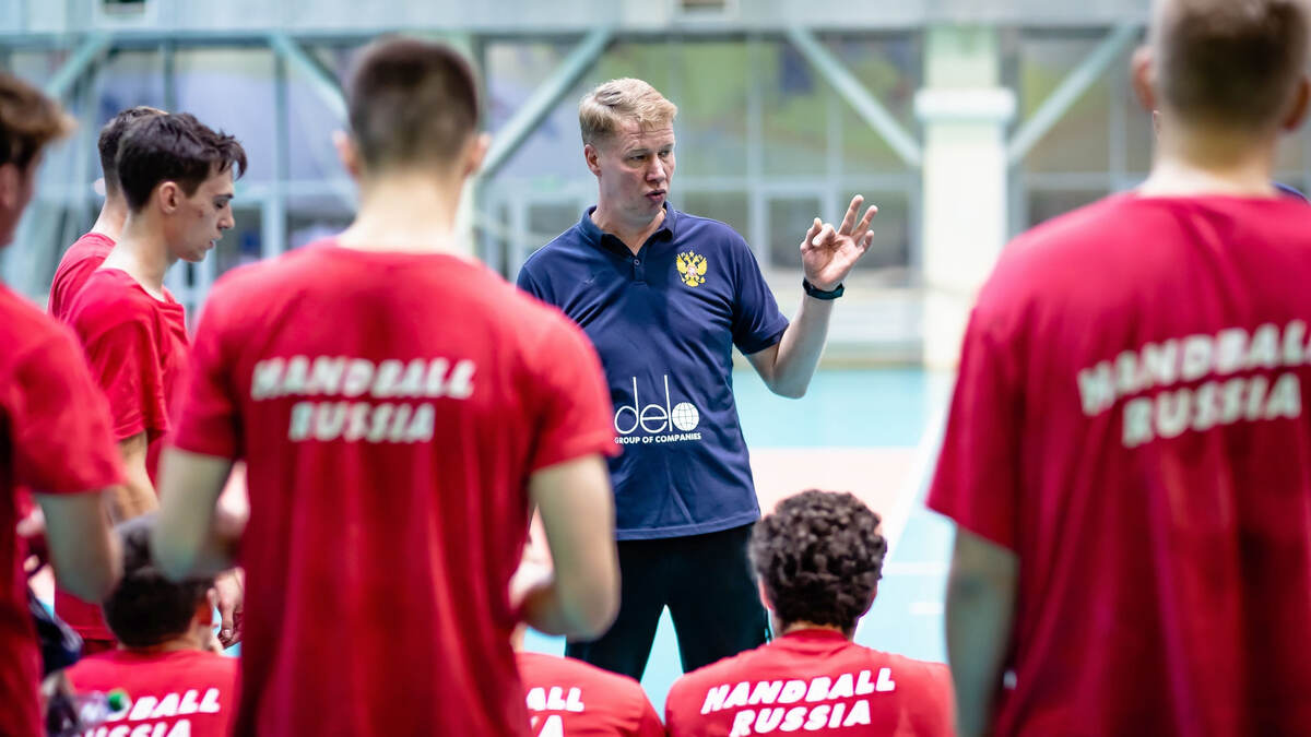    "Крайние бегут, полусредние бросают..."