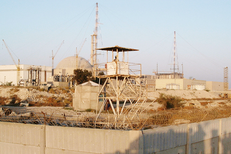   По территории вблизи атомной электростанции «Бушер» в Иране нанесен новый, второй с начала нынешнего конфликта удар. Он пришелся по участку в непосредственной близости от действующего энергоблока №1.   
Фото: Paolo Contri/IAEA Imagebank — Flickr: 04710033, CC BY-SA 2.0, commons.wikimedia.org