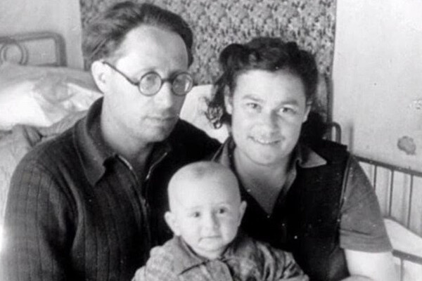    Ефим Шифрин с родителями / YouTube