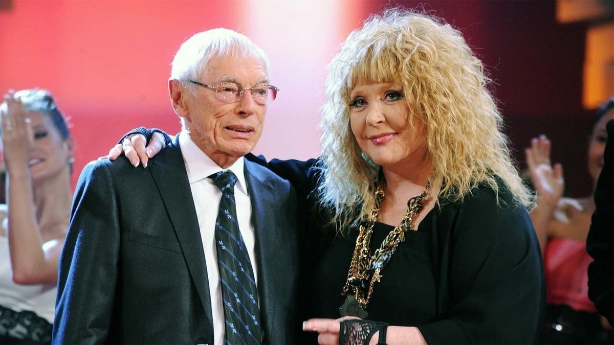 Тем не менее, для нас с вами остались песни, которые мы знаем наизусть с детства. А ведь их у композитора больше 300, плюс музыка к 120 фильмам.
