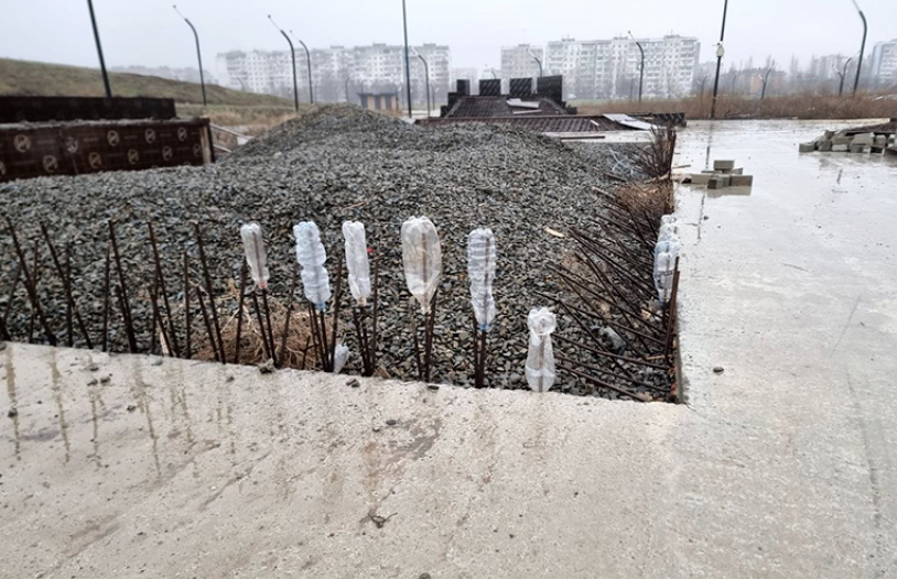 Ржавая арматура вновь дала о себе знать: жители в ужасе от того, что творится днем и ночью в заброшенном парке «Молодежный»