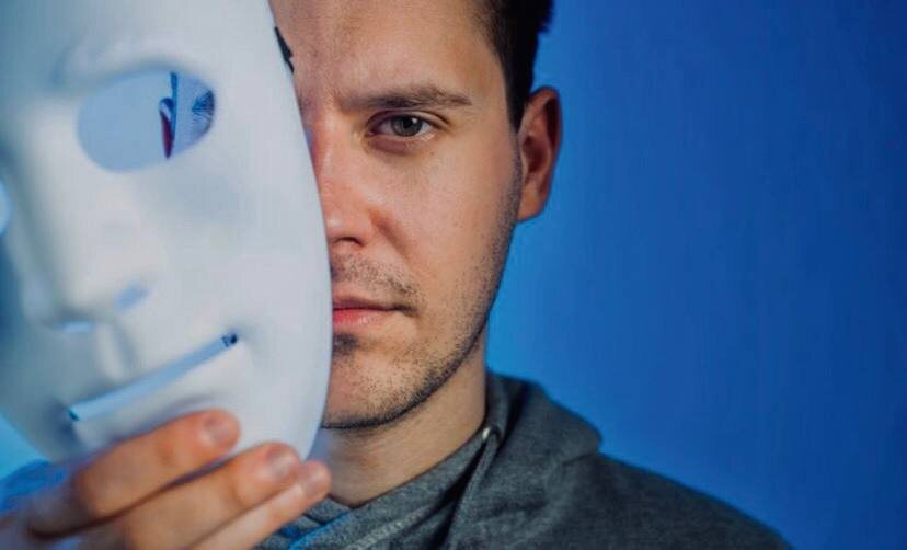 7 признаков, что нарцисс врёт вам прямо в глаза. Объясняет психолог