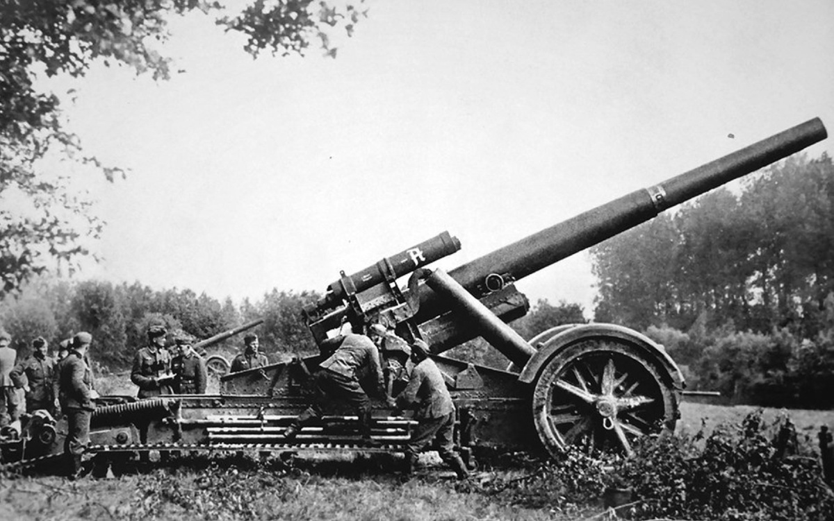 Расчёт немецкой 210-мм мортиры готовится открыть огонь по французским укреплениям, май 1940 года.