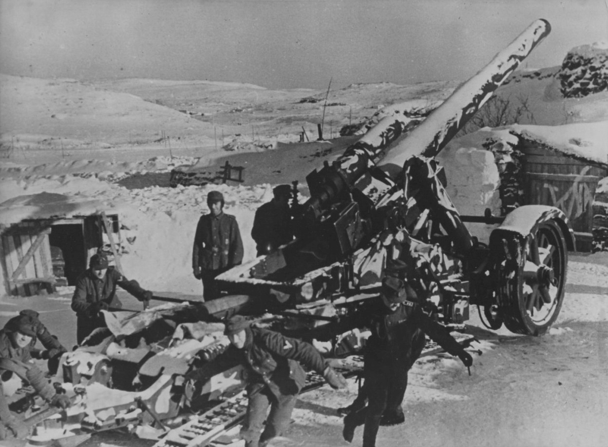 Немецкие артиллеристы раздвигают станины 210-мм тяжёлой мортиры Mrs.18 на позиции на Восточном фронте. 1944 год.