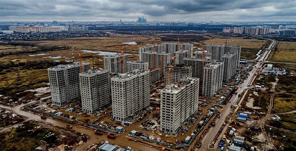 Стройка на окраине Москвы. Дома ещё не сданы, инфраструктуры нет, а цена квадратного метра уже сформирована.