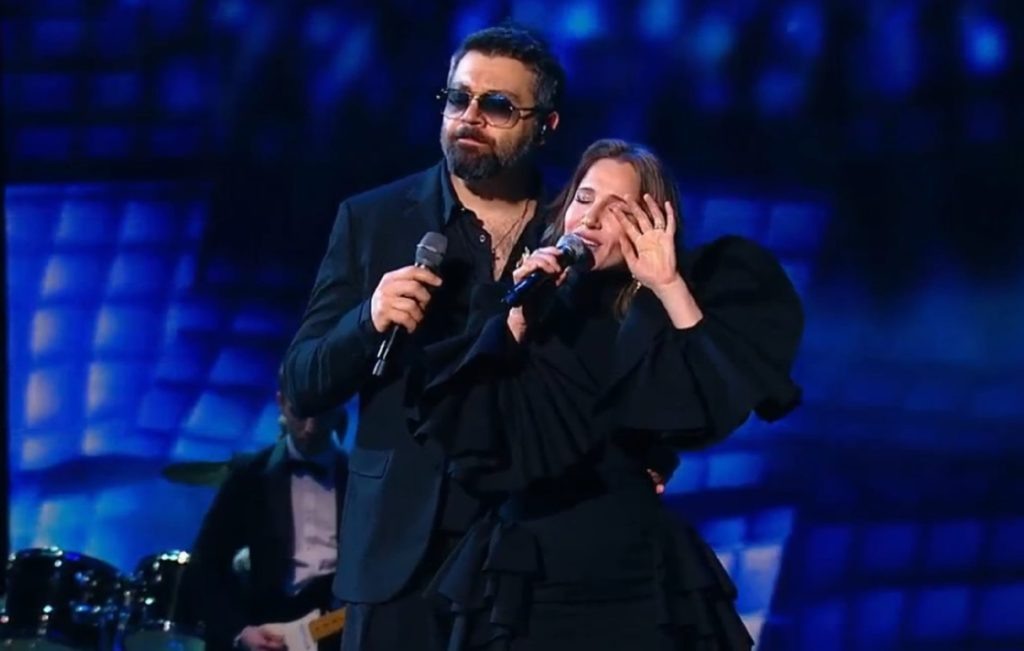 Скриншот с видео на ВК-странице Юлии Ковальчук📷    Юлия Ковальчук подумывает о сыне, невзирая на инвалидность Алексея Чумакова
