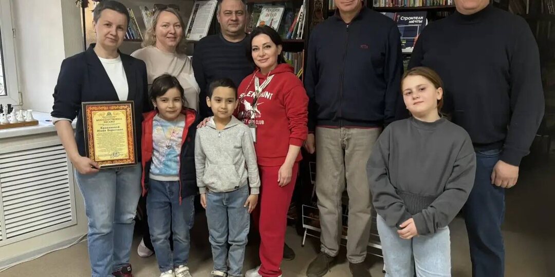 В городском отделении «Кудринка» МБУ «Центральная библиотека» заведующую Юлию Крапивину поздравили с профессиональным праздником, с Днём