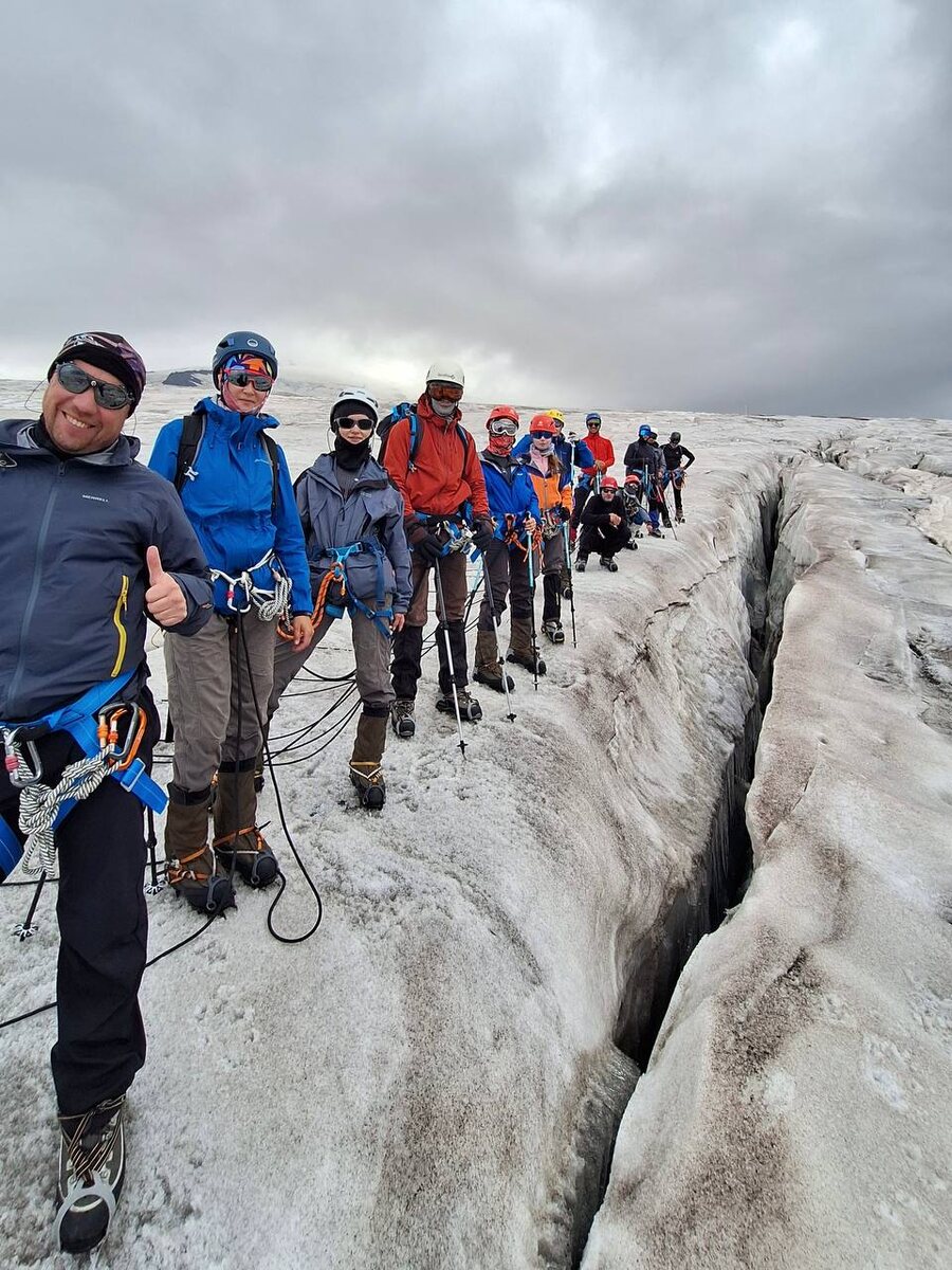 Ждали погодное окно в комфортном туре на Эльбрус с юга — гуляли по леднику Гарабаши под присмотром гидов.