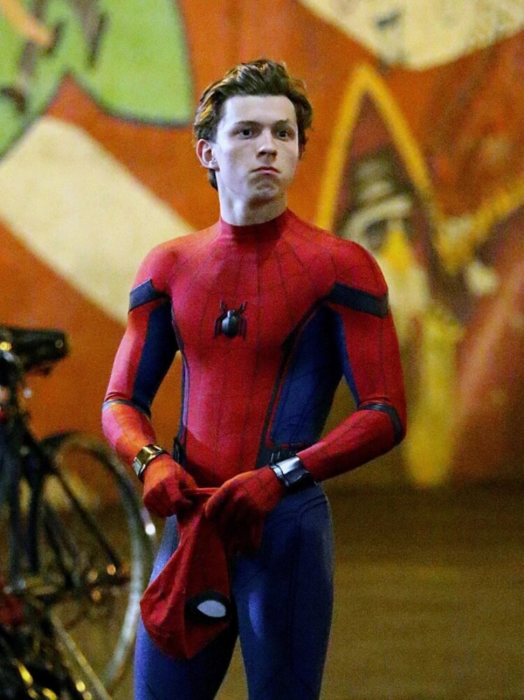 Том Холланд на съемках фильма «Человек-паук: Возвращение домой»📷
